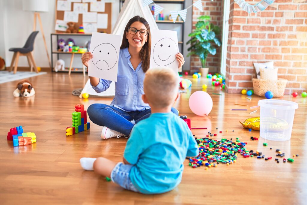¿Cuál es la relación entre el número de educadores y niños en una guardería?